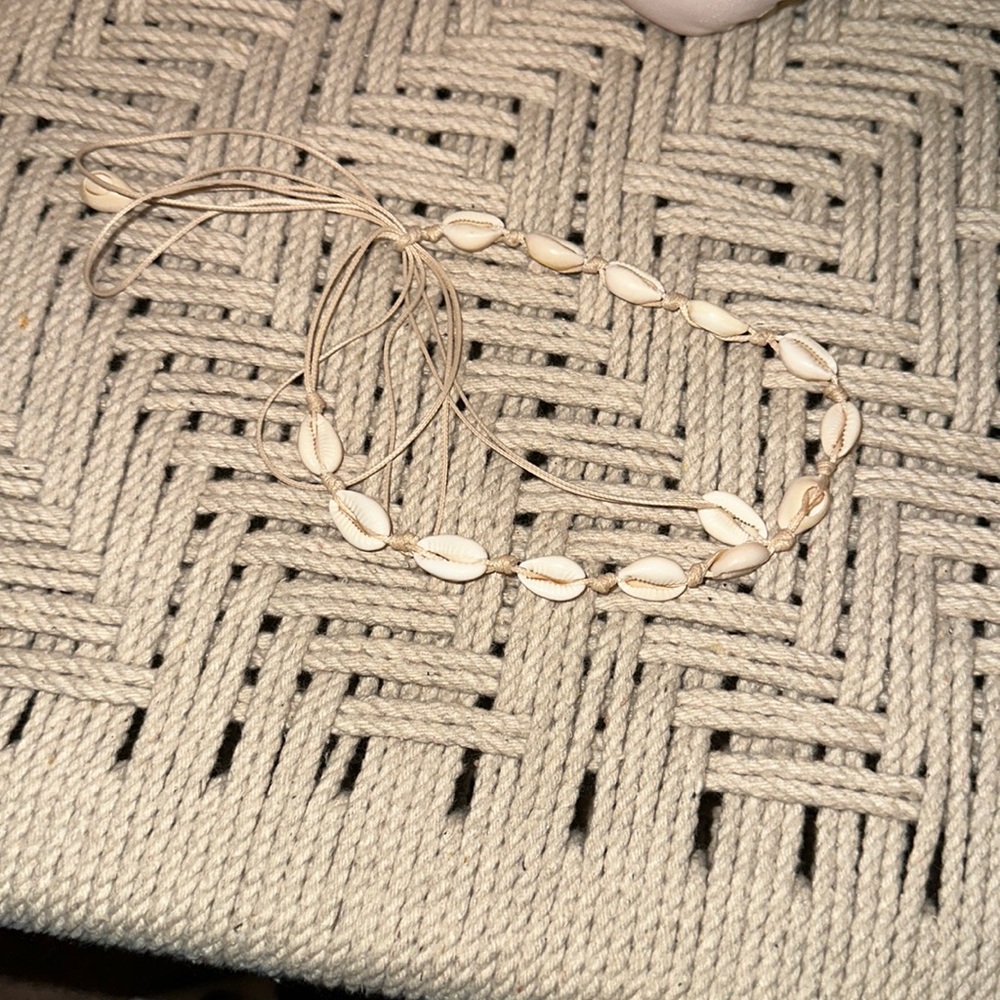 Shell choker necklace